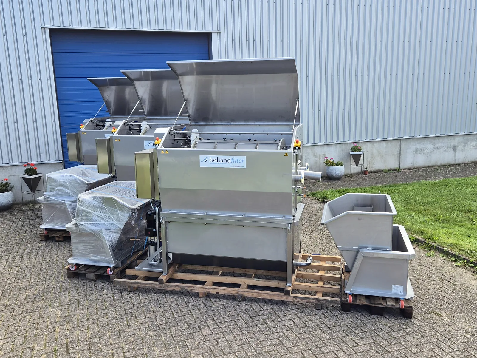 Drie RVS-rotatiefilters van Holland Filter met geopende kappen